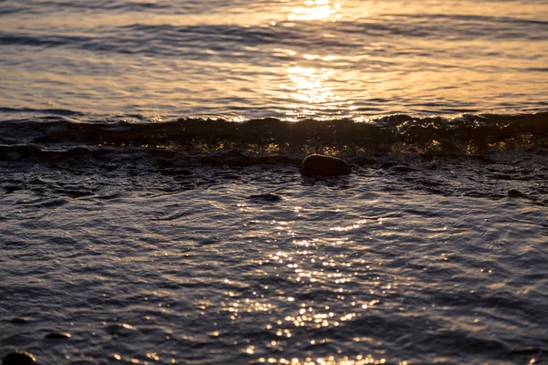 Океанічні брижі на заході сонця для фону — стокове фото