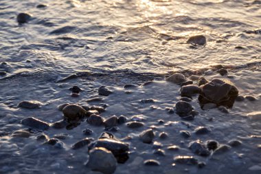arka plan için batımında ıslak çakıl taşları