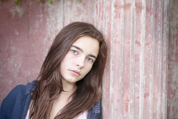 Retrato de uma adolescente, encostada a um antigo pilar — Fotografia de Stock