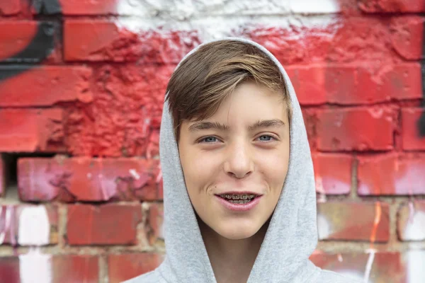 Retrato de un niño sonriente con corsé —  Fotos de Stock