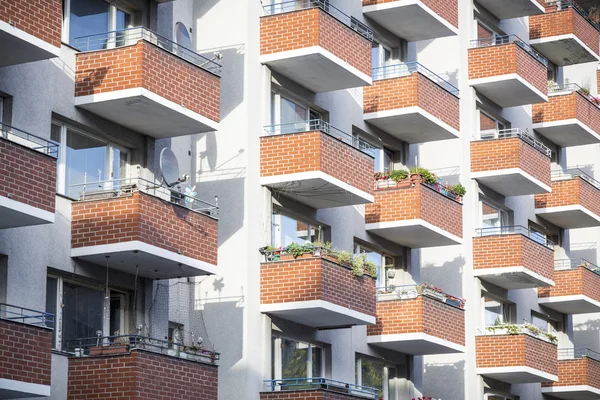 Orangefarbene Ziegelbalkone eines Hauses in Berlin — Stockfoto