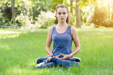 güzel genç kız bir bahçede meditasyon