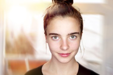 Güzel bir gülümseyen genç kız portresi