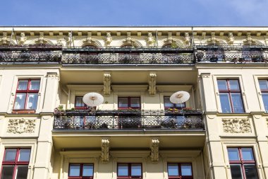 Berlin, Kreuzberg sıva ile eski bir ev balkon