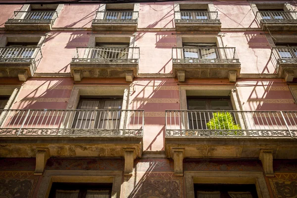 Plaza Reial Barcelona, antigua fachada roja de una casa — Foto de Stock