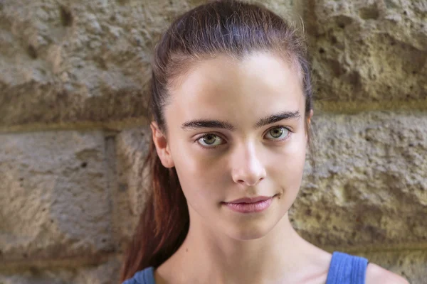 Portrait of a beautiful smiling teenage girl — Stock Photo, Image