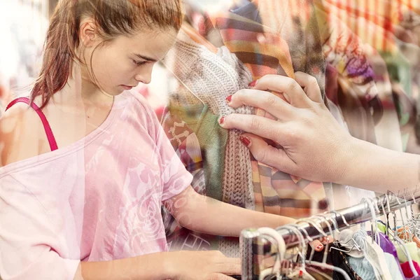 Doppelbelichtung, Teenager-Mädchen auf der Suche nach Kleidung auf einem Flohmarkt — Stockfoto