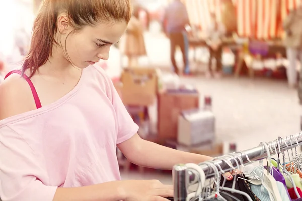 Teenager-Mädchen auf Kleidersuche auf Flohmarkt — Stockfoto