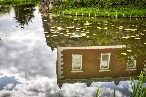 Wörlitzer Park, Villa Hamilton spiegelt sich im Wasser — Stockfoto
