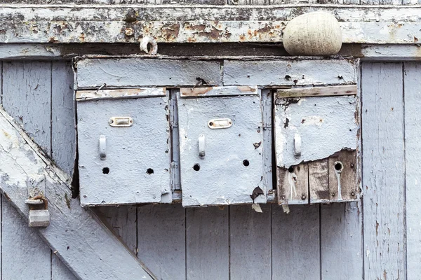 Trois boîtes aux lettres très vieilles et grincheuses à une porte — Photo