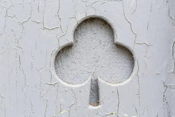 Oude grungy shamrock teken gevormd in een houten muur — Stockfoto