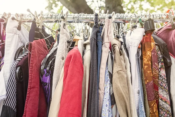 Одежда на стойке на блошином рынке — стоковое фото