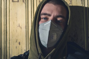 FFP3 corona maskeli genç bir adamın portresi