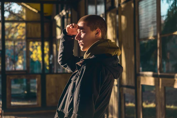 Profilde Genç Bir Adamın Portresi Akşam Güneşiyle Dışarı Bakıyor — Stok fotoğraf