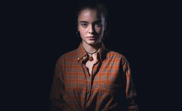 Retrato Uma Bela Menina Adolescente Com Camisa Xadrez Laranja — Fotografia de Stock