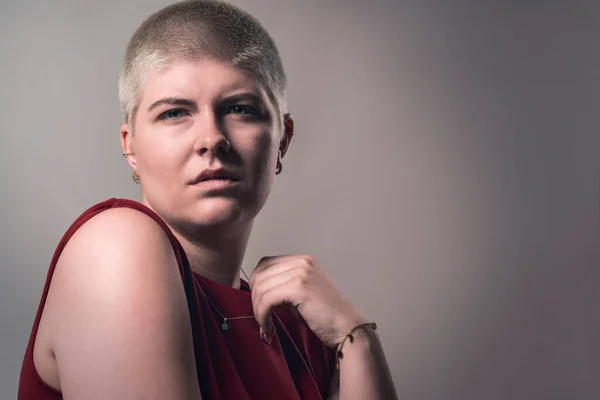 Studio Shot Young Strong Looking Woman Short Hair — Stockfoto