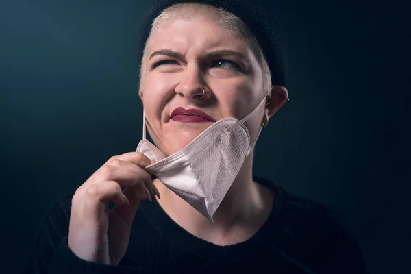 Portrait Young Woman Who Annoyed Her Corona Protective Mask — Foto de Stock