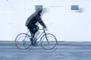 Çizgili resim, beyaz arka planda siyah ceketli bir bisikletçinin hareketi