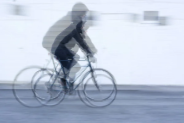 Ränder Bild Förflyttning Cyklist Med Svart Jacka Vit Bakgrund — Stockfoto