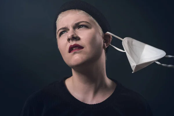 Retrato Estúdio Uma Jovem Mulher Que Liberta Máscara Protetora Corona — Fotografia de Stock