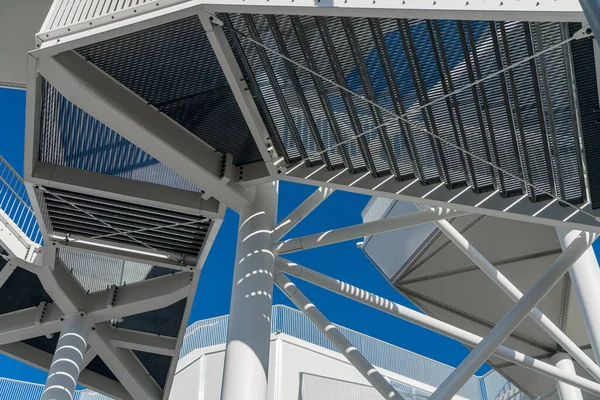 背景に青い空の展望台の螺旋階段 — ストック写真
