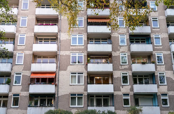 Gebouw Van Een Flatgebouw Met Balkons Dat Gerenoveerd Wordt — Stockfoto