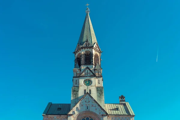 Wieża Kościelna Zegarem Przeciwko Błękitnemu Niebu — Zdjęcie stockowe