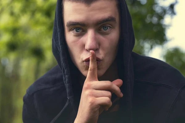 黙って口に指を差した若い男の肖像画 — ストック写真