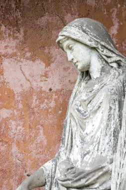 maria yıpranmış bir heykel kırmızı arka plan ile portresi