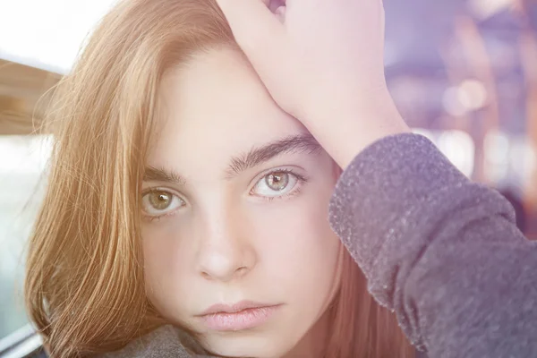 Retrato de uma bela adolescente, sentada em um ônibus — Fotografia de Stock