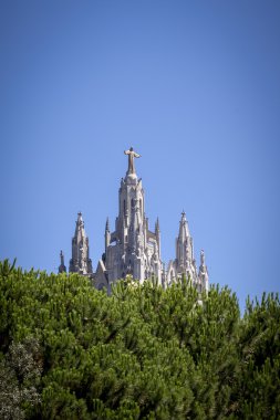 İsa heykeli üzerinde çan kulesi, tibidado barcelona İspanya 