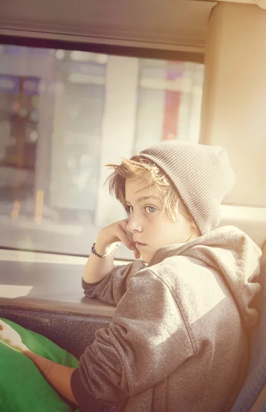 Porträt eines Teenagers mit Haube, der in einem Bus sitzt — Stockfoto