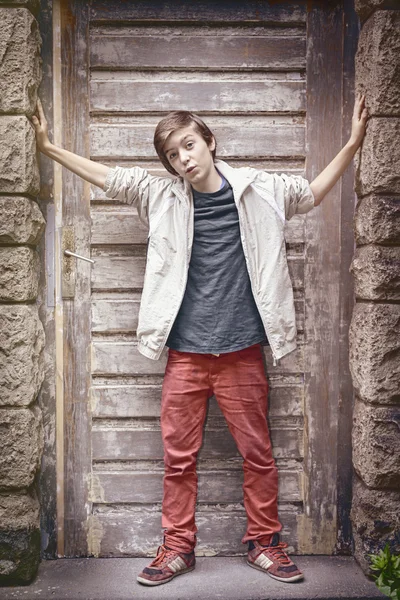 Cool tonåring pojke stående i ingången — Stockfoto