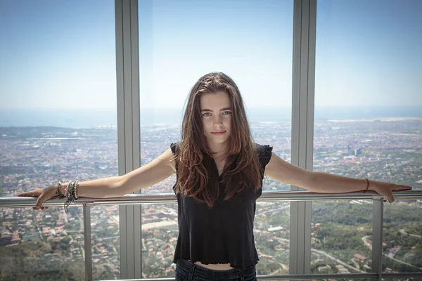 Porträtt av en vacker tonåring tjej med Flygfoto på Barcelona — Stockfoto