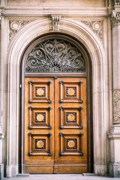 Antigua puerta de madera con adornos, que se encuentra en Barcelona, España — Foto de Stock