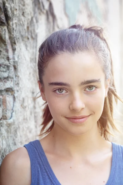 Retrato de una hermosa adolescente apoyada en una pared — Foto de Stock