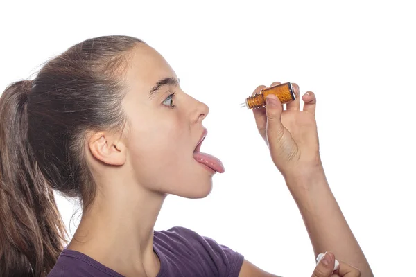 homeopathic tıp, üzerinde beyaz izole kadın yutar