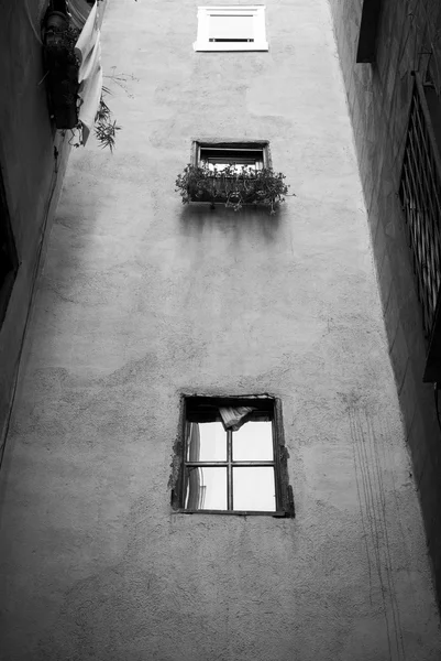 Fekete-fehér lő egy ritka ház Barcelonában — Stock Fotó