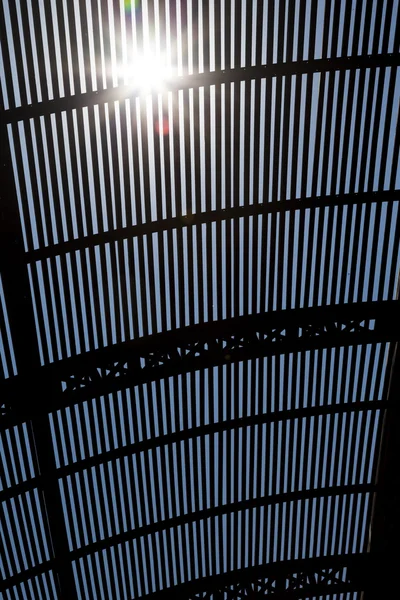 Słońce świeci przez dach drewniany siatki — Zdjęcie stockowe