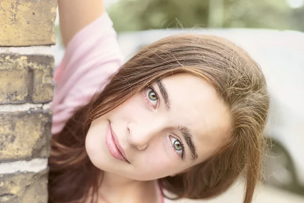 Retrato de uma mulher olhando ao virar da esquina — Fotografia de Stock