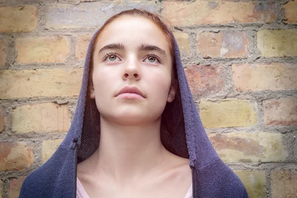 Maria como retrato de uma adolescente na frente de uma parede velha — Fotografia de Stock