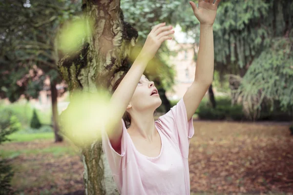 gökyüzüne dokunmaya çalışan bir kadın Vintage ateş
