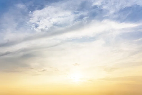 Güneş, mavi gökyüzü ve bulutlar arka plan için