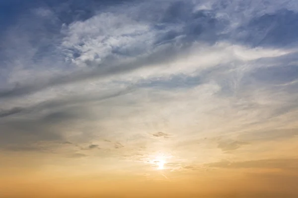 Tramonto con nuvole e cielo azzurro — Foto Stock