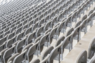 gri stadyum koltukları, bazı satırlar arkadan ateş
