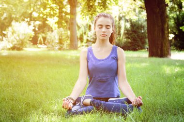 güzel genç kız doğada meditasyon