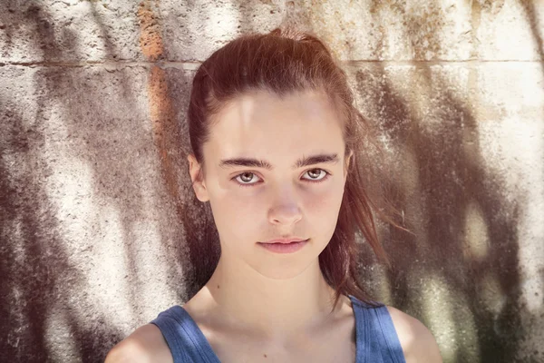 Retrato de uma bela adolescente na frente de uma parede — Fotografia de Stock