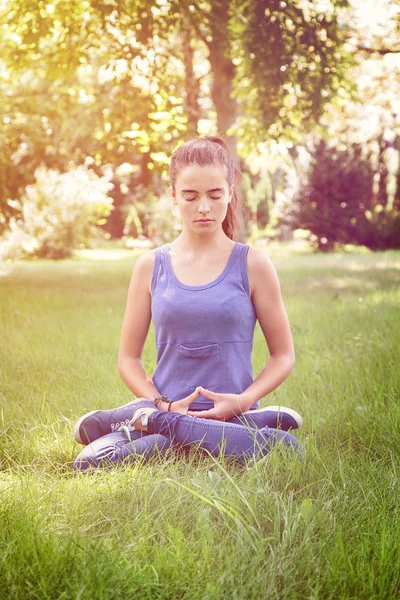 güzel genç kız doğada meditasyon