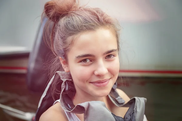 Retrato de uma adolescente sorridente com colete salva-vidas — Fotografia de Stock