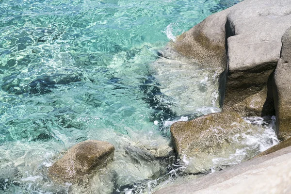 Rocky ocean coast with turquoise water — Stock Photo, Image